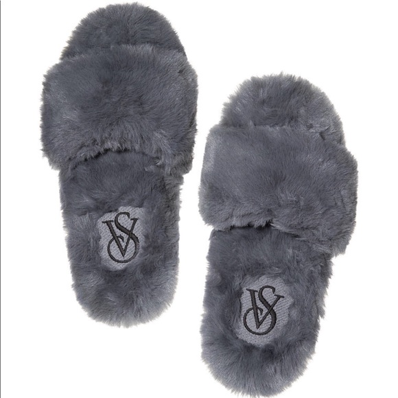 SMALL NWT Victoria’s Secret Pom Pom Slippers Heather Gray 5-6